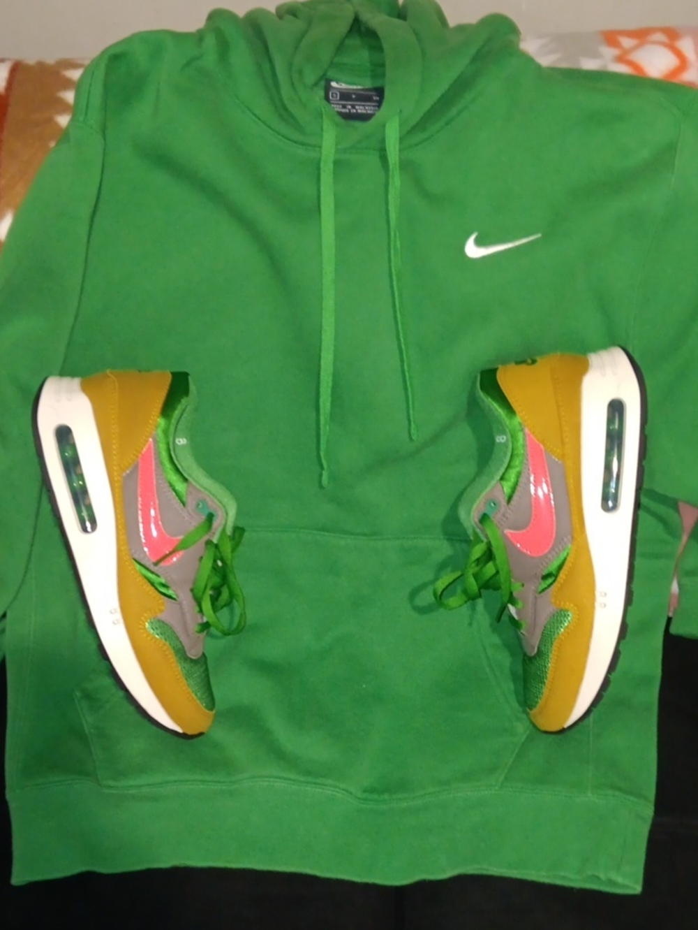 Nike Air Max 1 Powerwall PLUS FREE NIKE HOODIE SIZE MENS SMALL